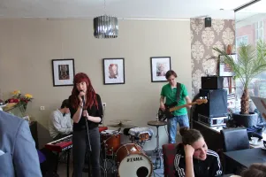 Natascha Bell & Band. Observe her portrait behind her.

(Photo by Natascha Klein)