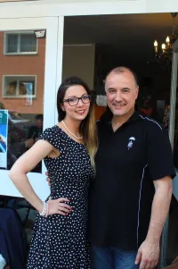 Neila Fynn with Aki Paschopoulos, who owns the café eXspressionist

(Photo by Natascha Klein)